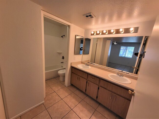 Building Photo - GATED COMMUNITY IN TEMPE!