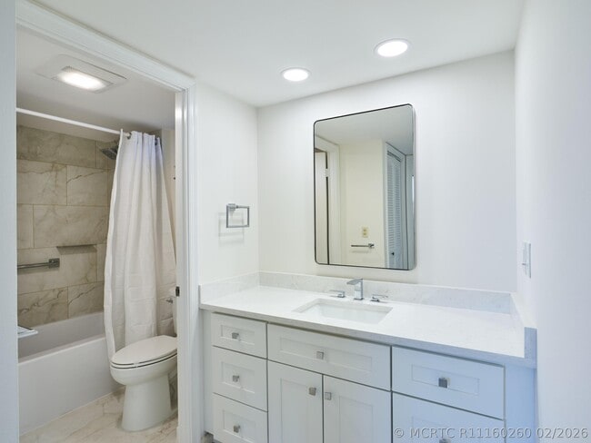 Building Photo - 5250 Woodland Lakes Dr