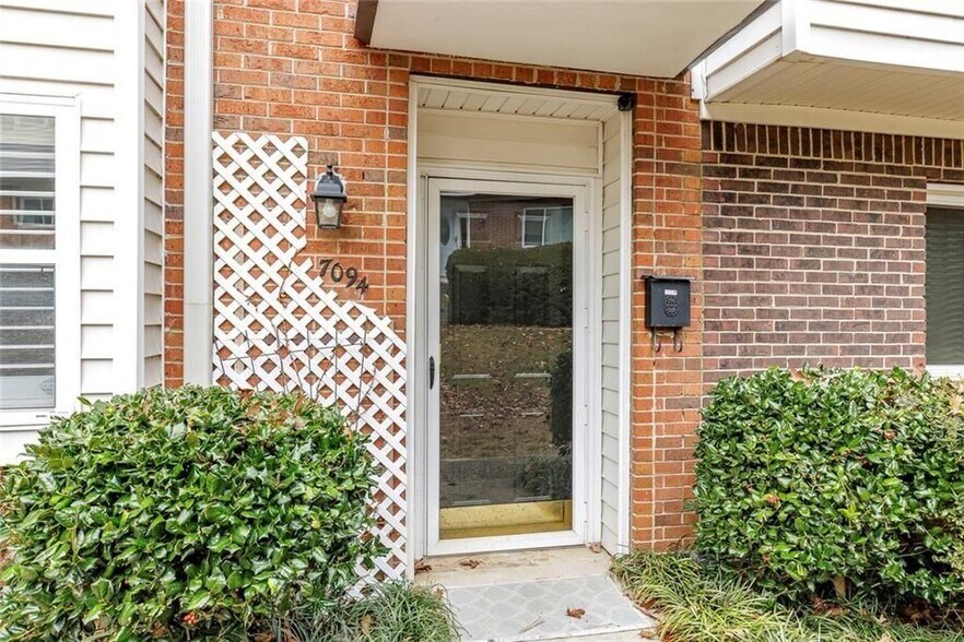 Building Photo - 7094 Stonington Dr NE