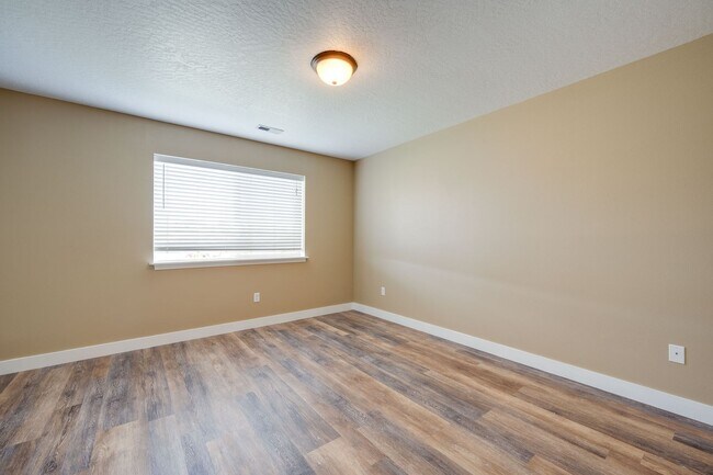 Building Photo - Charming Pullman Retreat with Space to Live and Entertain