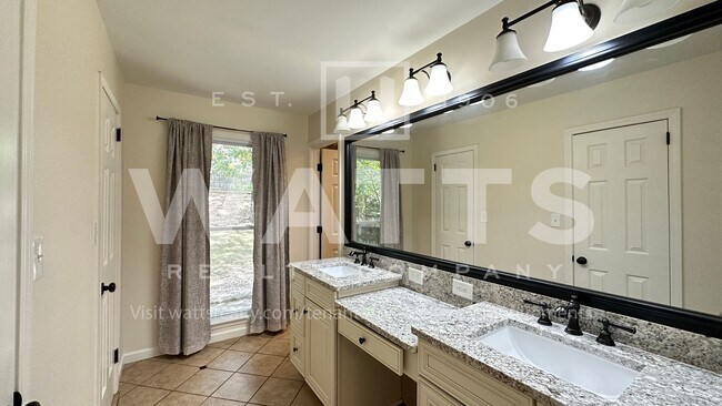 Building Photo - 4 Bedroom, 4.5 Bath Home in Heart of Hoover