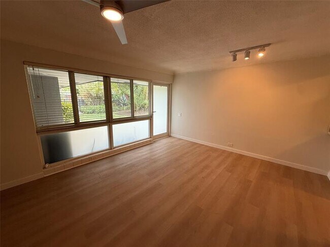 Building Photo - 4009 NE 21st Ave