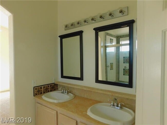 Building Photo - 628 Rolling Valley Way