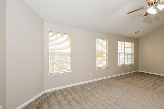 Building Photo - 123 Hidden Creek Dr