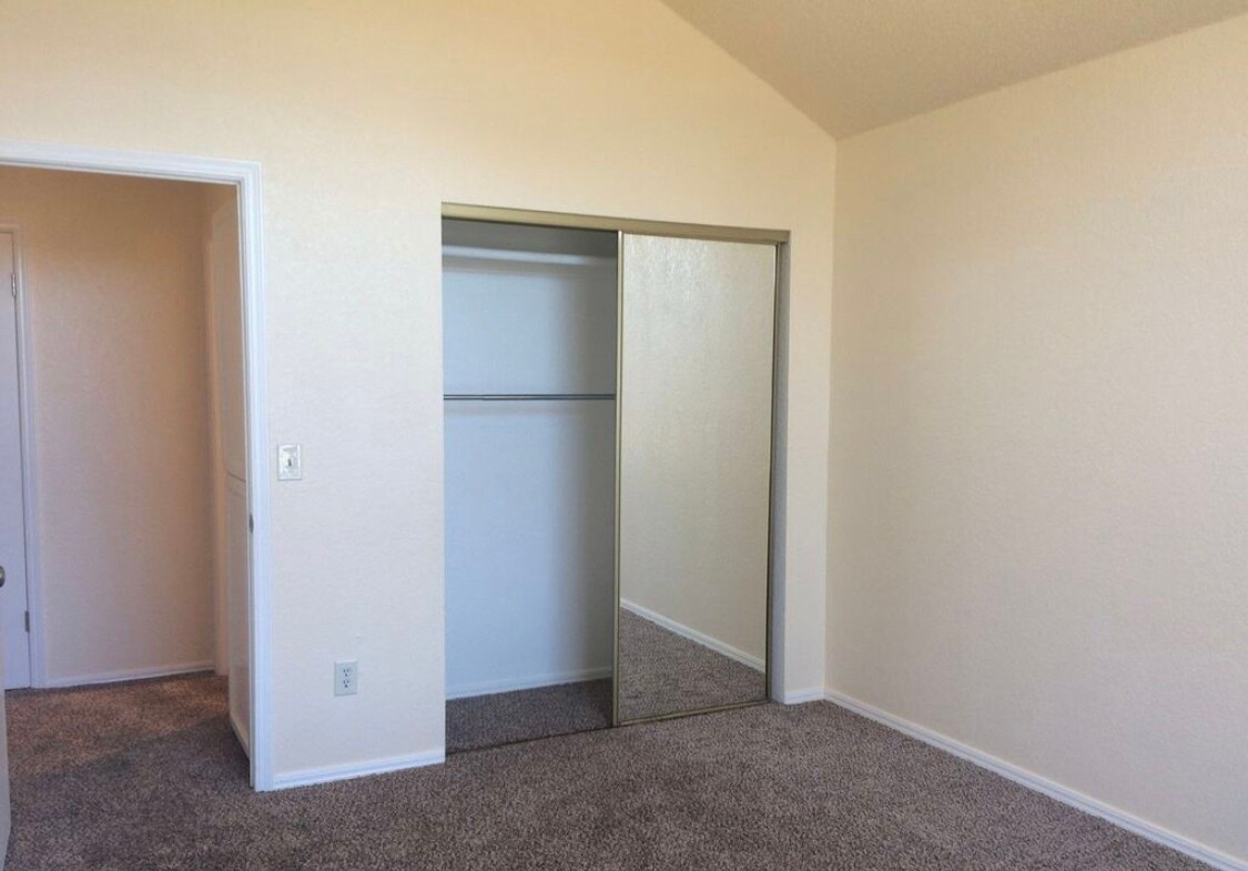 Building Photo - 9810 Walnut Ln