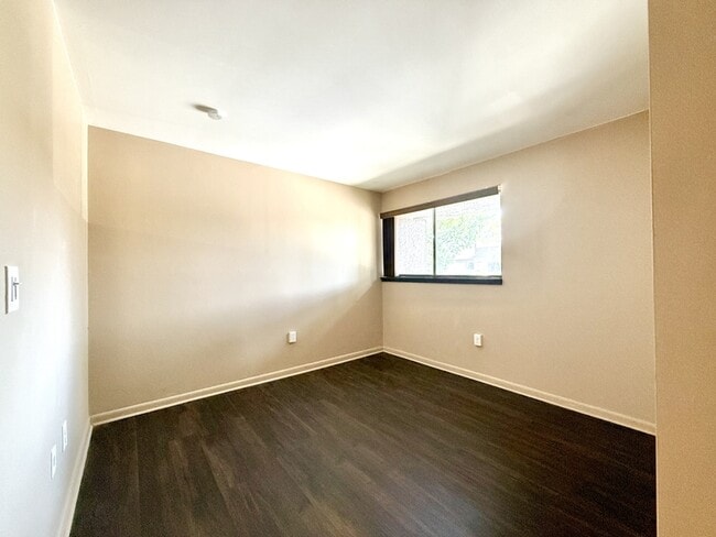 Building Photo - 785 S Village Dr