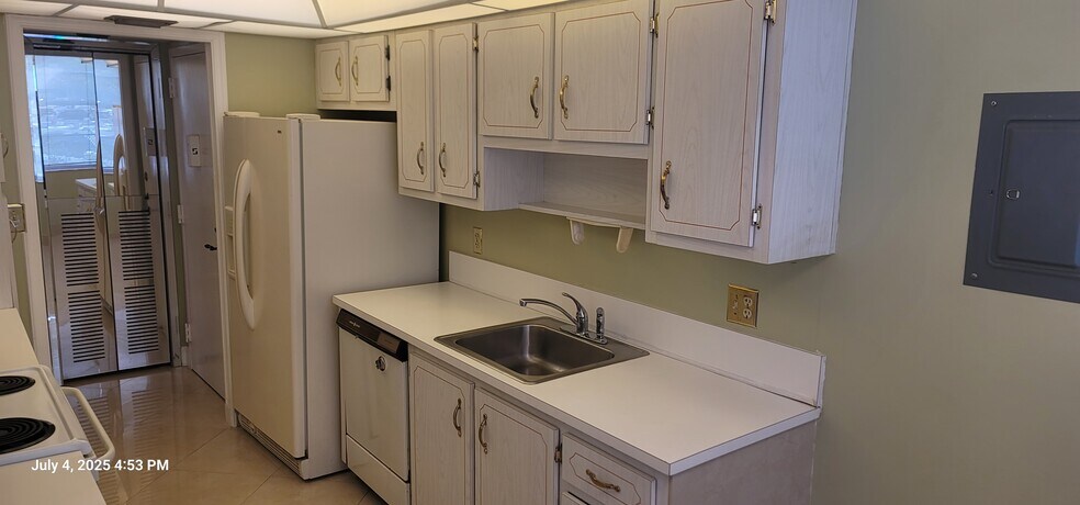 Building Photo - 1300 Saint Charles Pl