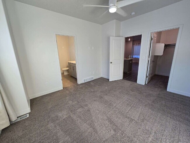Building Photo - "Chic 3-Bed Townhouse with Pool Access in Bluffdale!"