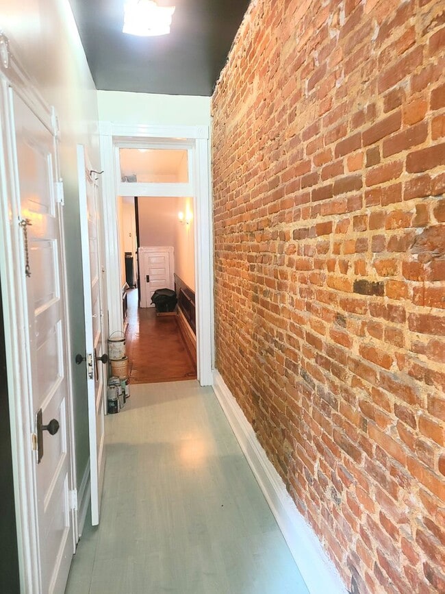 Building Photo - Five Bedroom Townhome with Jacuzzi For Rent!