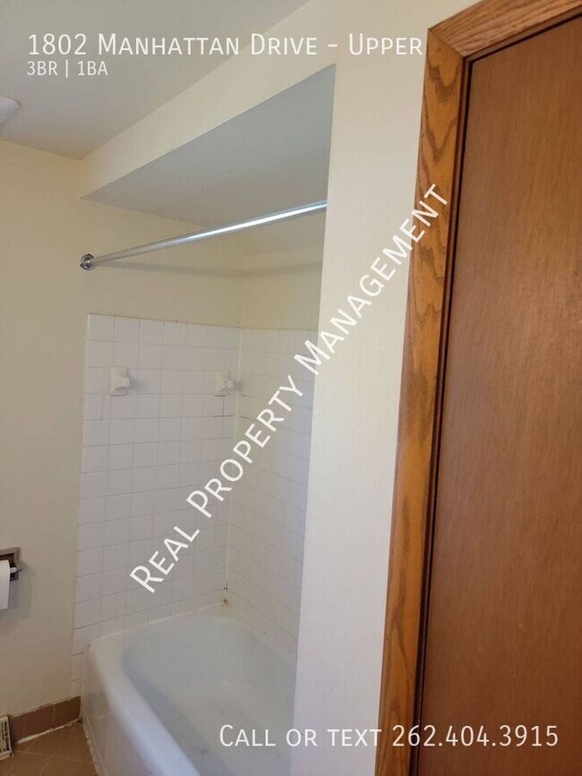Building Photo - 1802 Manhattan Dr