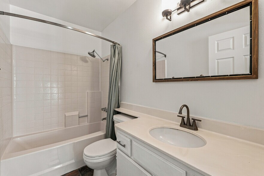 Building Photo - 6638 N Clybourn Ave