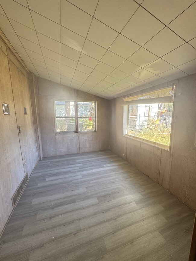 Building Photo - 148 Ellsinore St