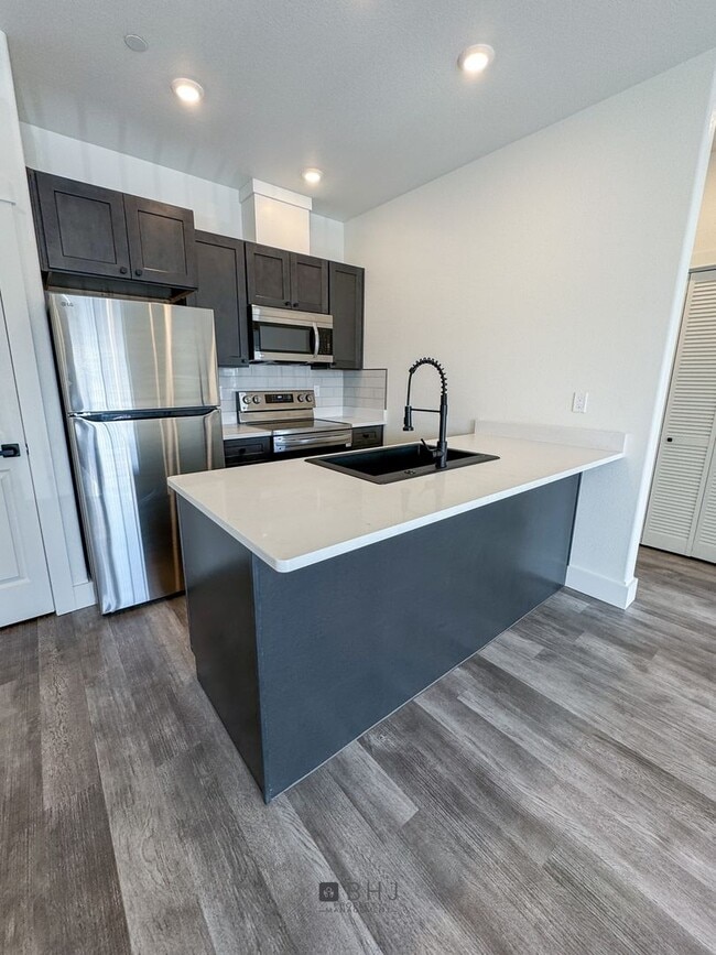 Building Photo - BRAND NEW Pet Friendly 1 bed/ 1 bath apartment!