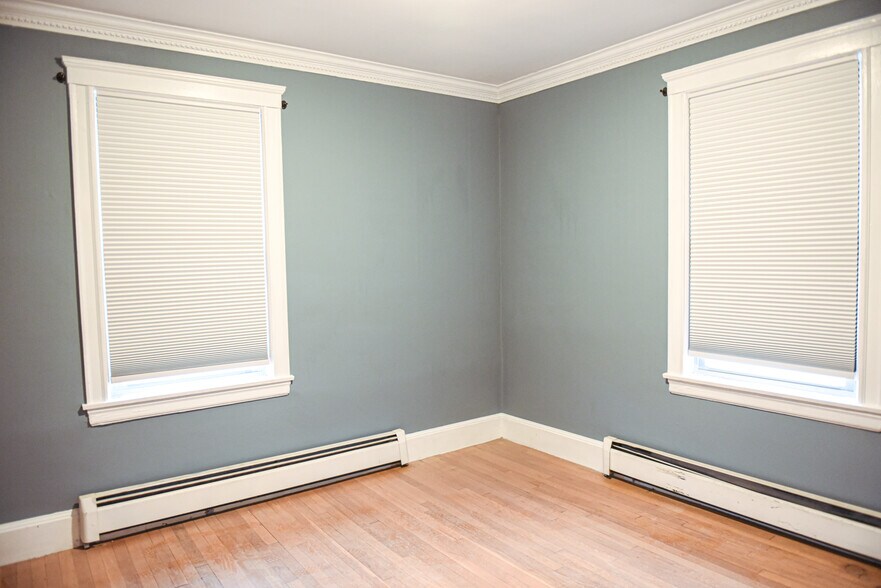 Building Photo - 98 1/2 Main St