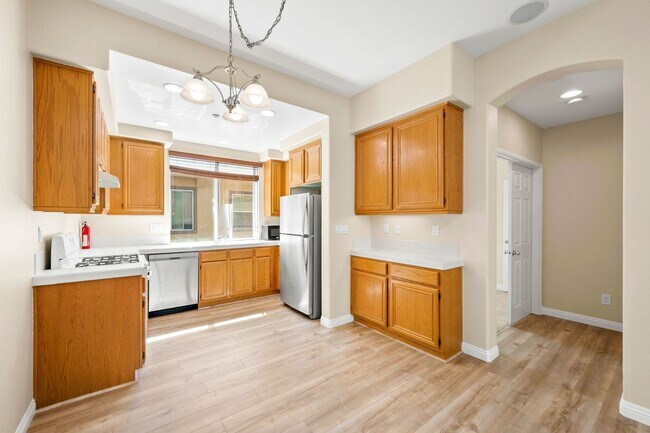 Building Photo - Mission Valley 3 Bedroom Townhome at Escal...