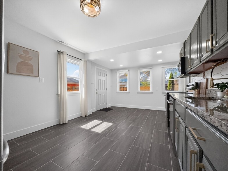 Building Photo - 13 Blinker Ct