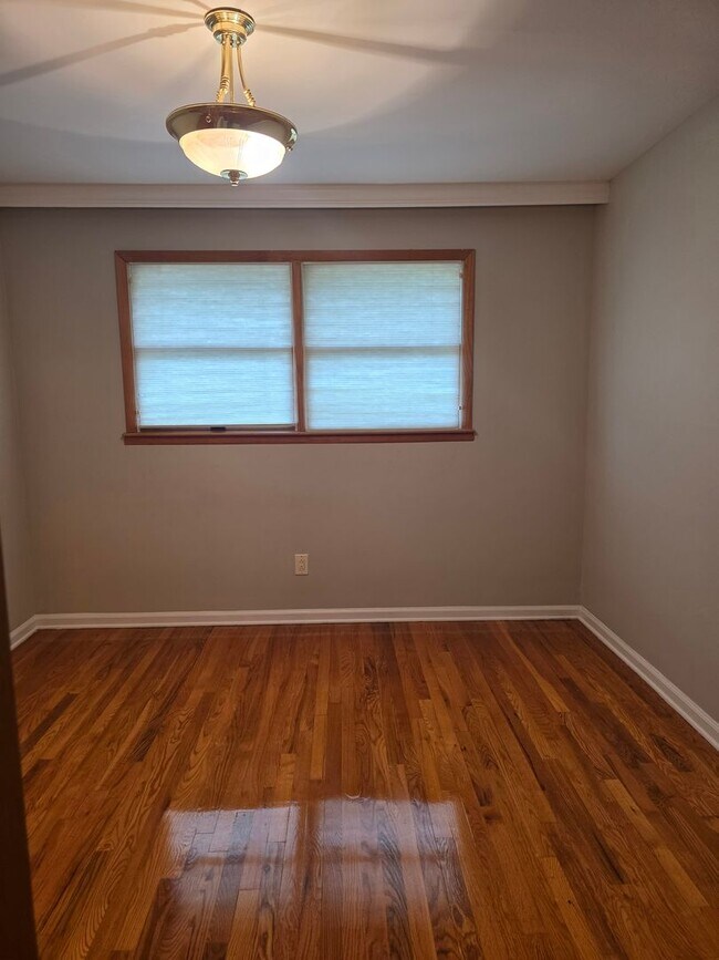 Building Photo - 812 Leeds Ln