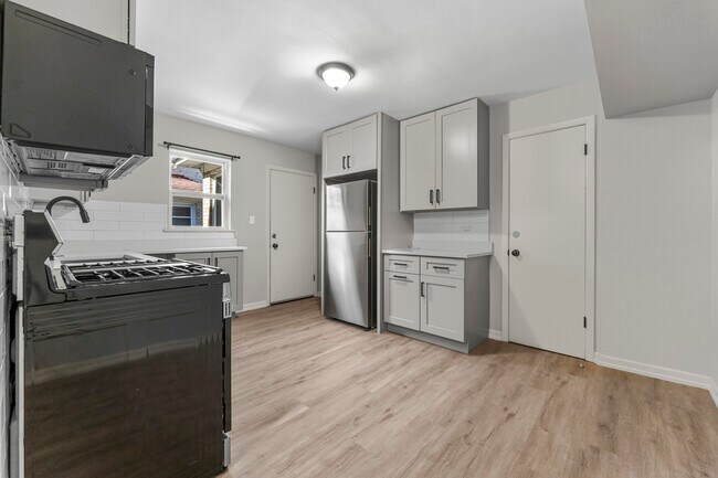 Building Photo - 740 E North Broadway St