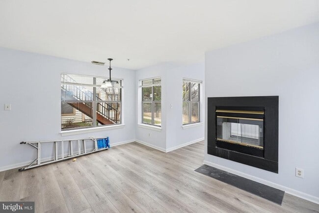 Building Photo - 13405 Shady Knoll Dr