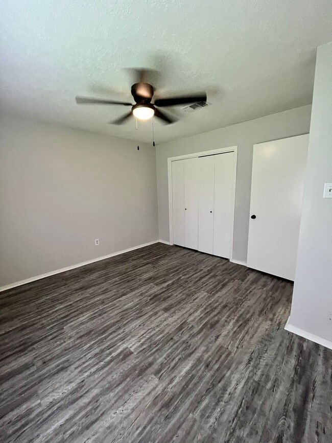 Building Photo - Cozy 2 bedroom 1 bath duplex with Large fenced yard