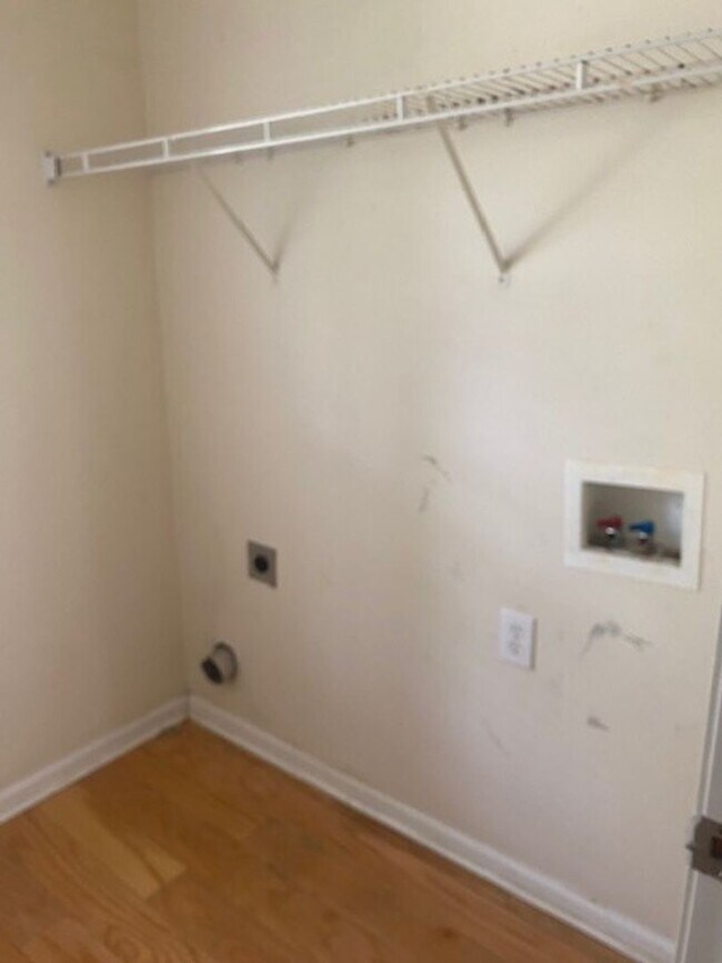 Building Photo - Welcome to this charming 3 bedroom, 2 bath...