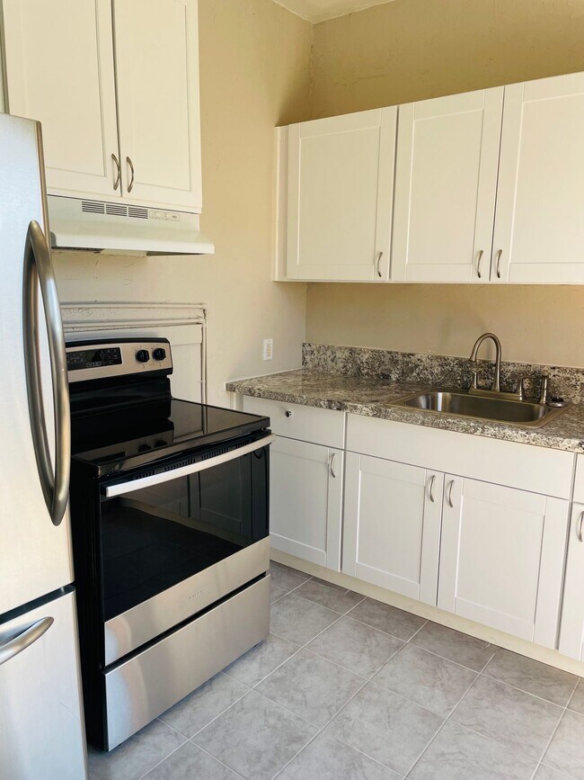 Building Photo - Fully Remodeled Charming Historic 2 Bed 1 ...