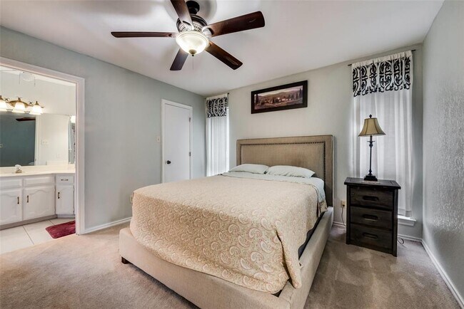 Building Photo - 617 Main St