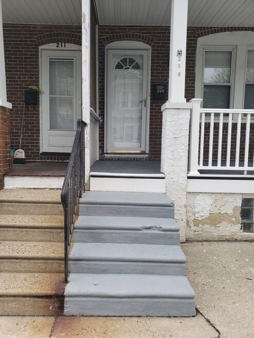 Building Photo - 209 W Cedar Ave