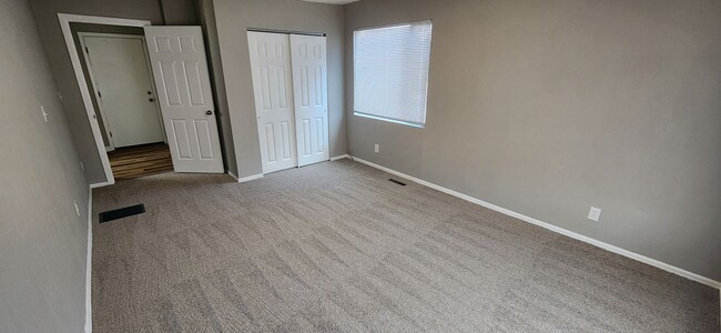 Building Photo - Move in SPECAIL,  1/2 off First Full Months Rent. PROSPECTIVE TENANTS MUST SUBMIT A $58 NON-REFUN...