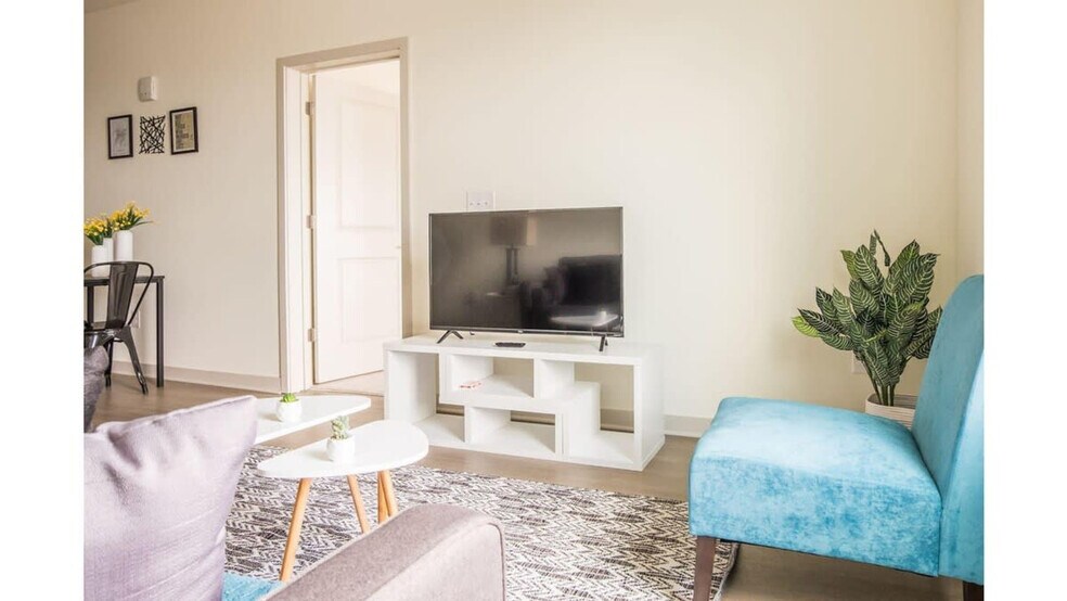 Building Photo - 633 E Main St