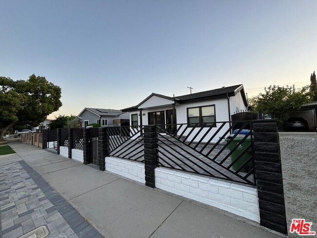 Building Photo - 6537 Teesdale Ave