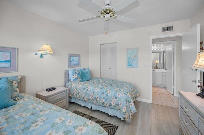 Building Photo - 6085 Bahia Del Mar Cir N