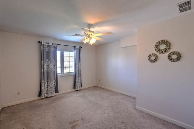 Building Photo - Forsyth Home!  4 Beds 3.5 Baths with Finis...