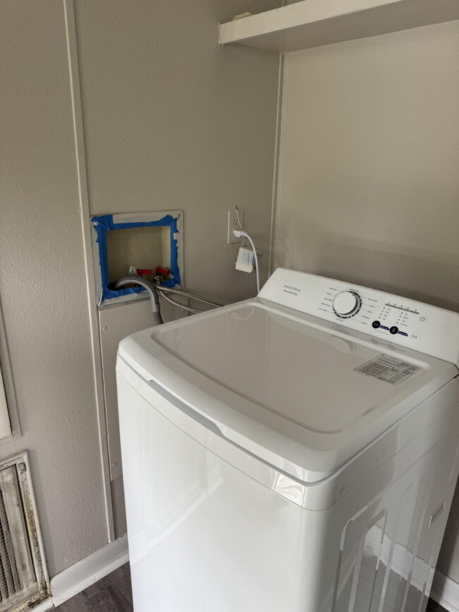 Building Photo - Newly renovated 3 bedroom 2 bath home with...