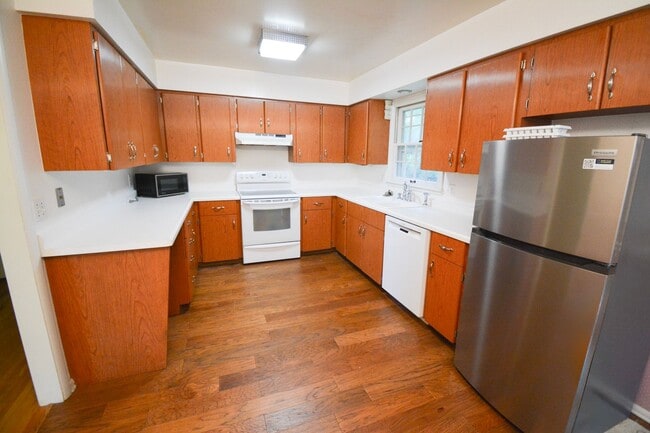 Building Photo - 4 Bed, 2 Bath Home for Rent – Unique Design & Retro Charm