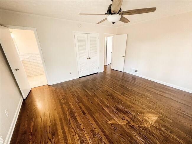 Building Photo - 359 N Victoria Rd