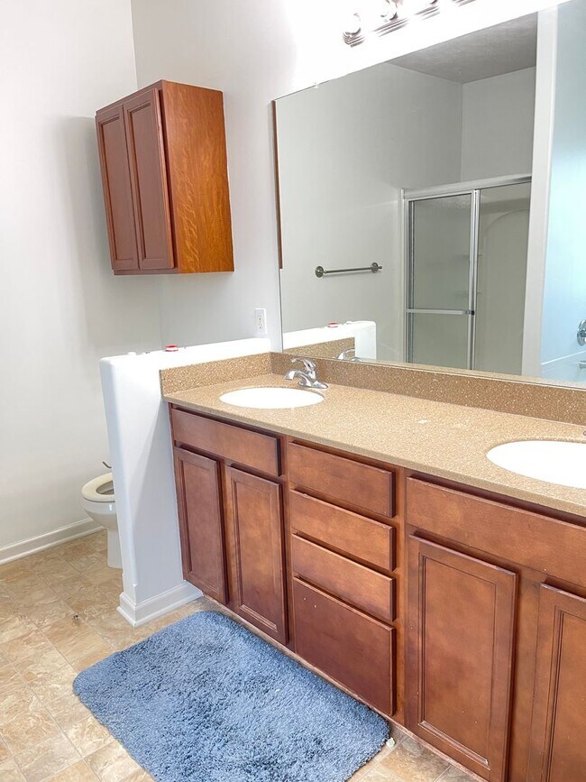Building Photo - Spacious home in super nice neighborhood i...