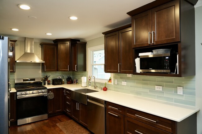 Building Photo - 211 Sandalwood Dr