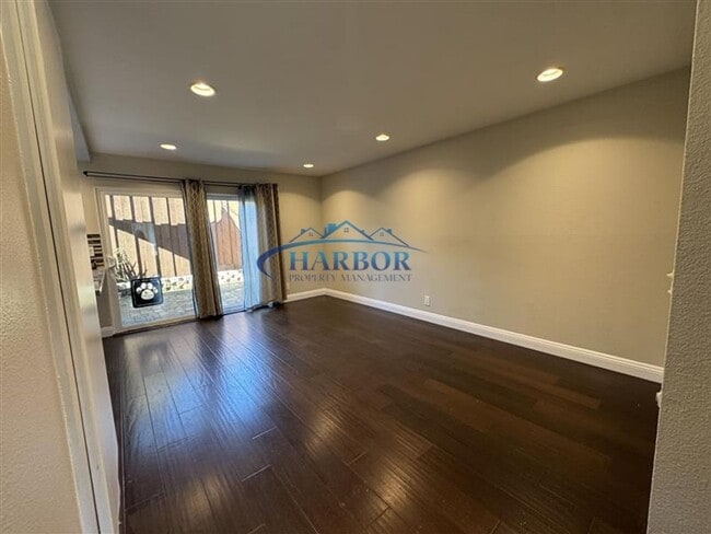 Building Photo - Spacious 2-Bedroom Townhouse in the Heart ...