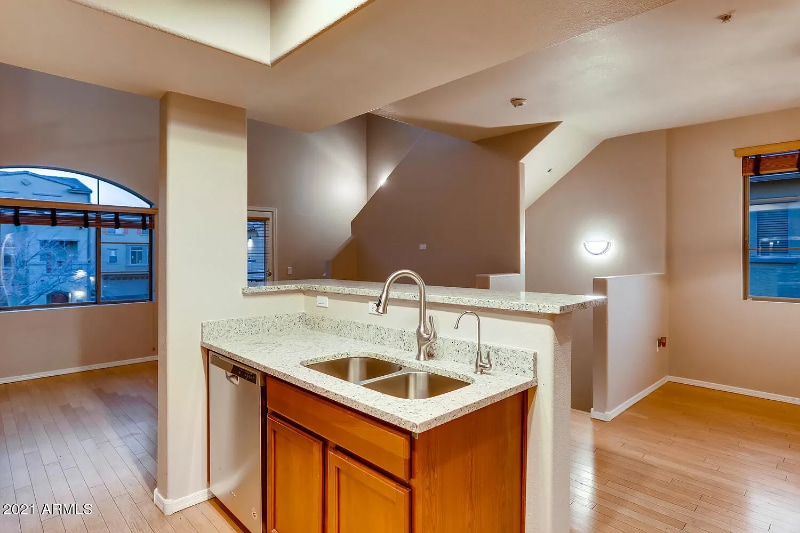 Building Photo - 2402 E 5th St