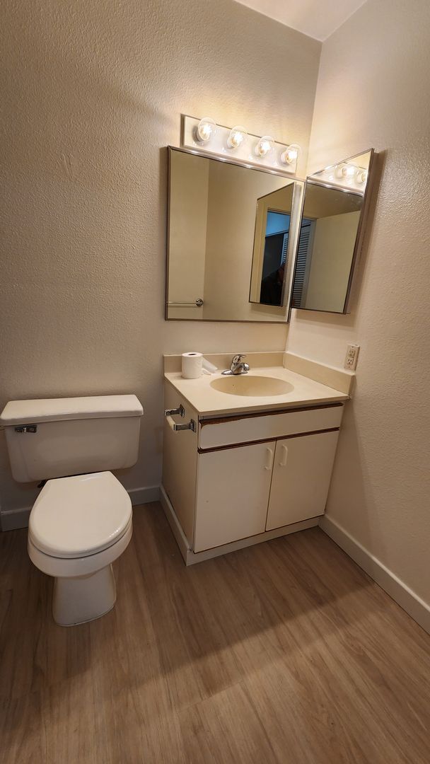 Building Photo - Partially Remodeled 1/1/1 in West Loch Fairways