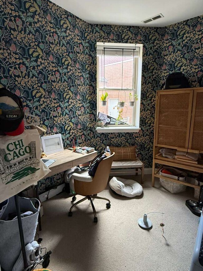 Building Photo - 807 W Lill Ave