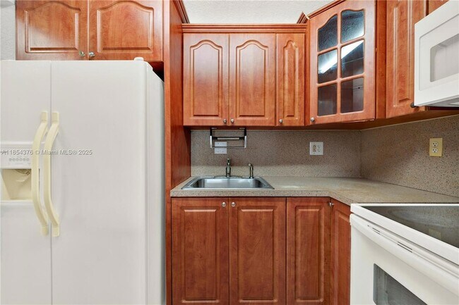 Building Photo - 1335 W 68th St