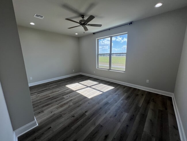 Building Photo - 113 Firethorn Dr