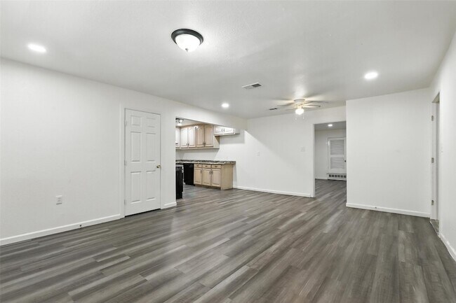 Building Photo - 7841 Abbott Dr