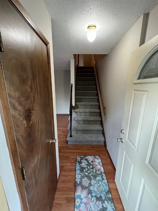 Building Photo - 3 Bedroom Duplex on South Side of Des Moines Available!