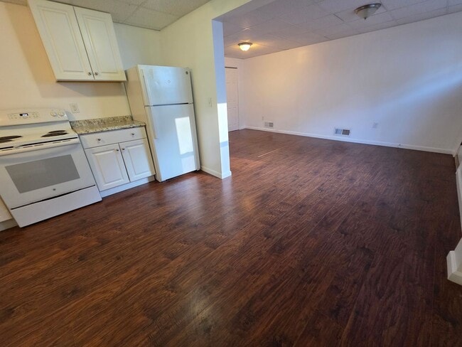 Building Photo - 83 Hudson St