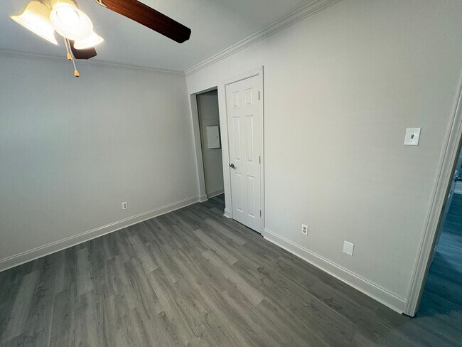 Building Photo - 2 Bedroom 1 Bath Apartment Close to Campus! Available Now!