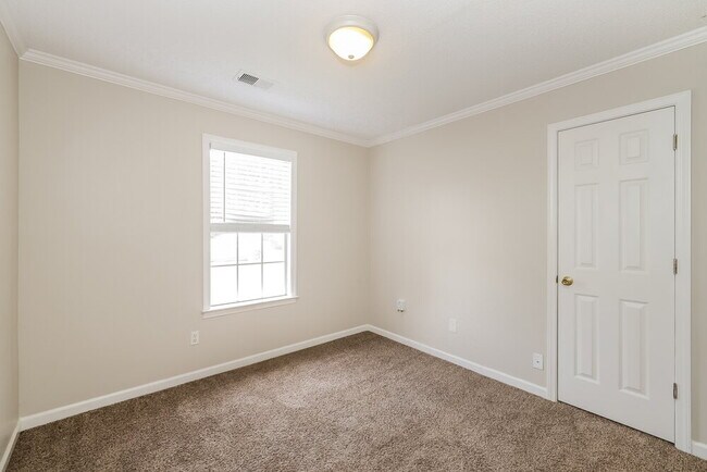 Building Photo - 490 Bruins Trce