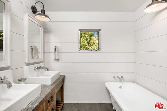 Building Photo - 16849 Adlon Rd